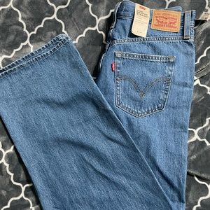 Levi’s high waisted straight high rise relaxed through hip and thigh.LTWSH 31x31